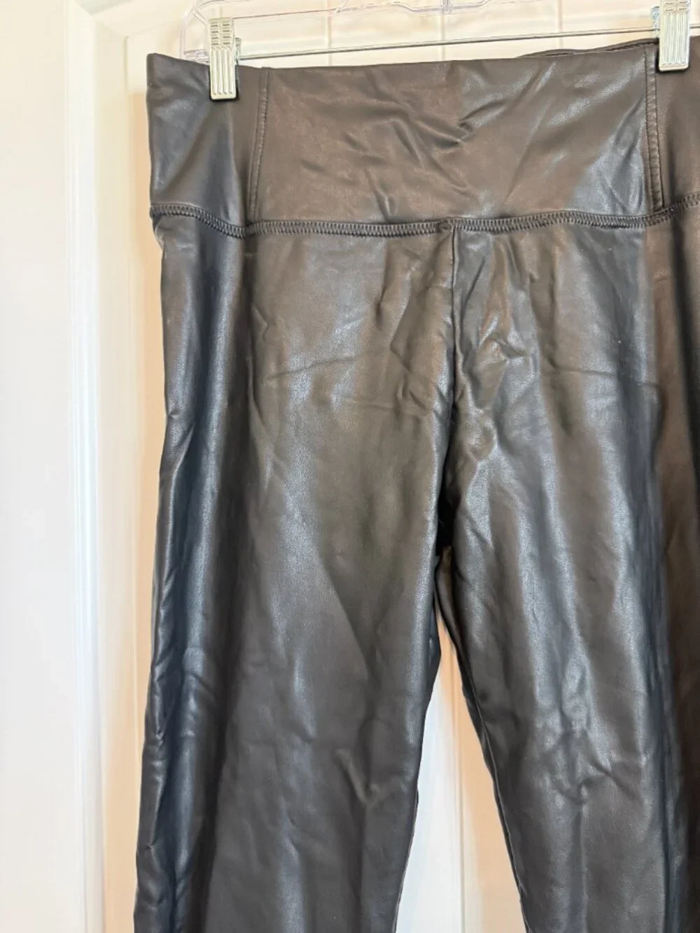 High-waisted faux leather leggings in black. Size L - Picture 2 of 6